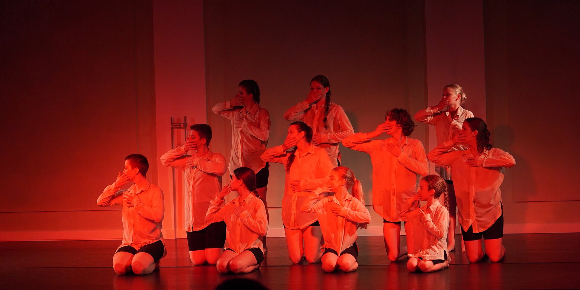 Gruppenfoto der Dance Company eMotion e.V. auf der Bühne