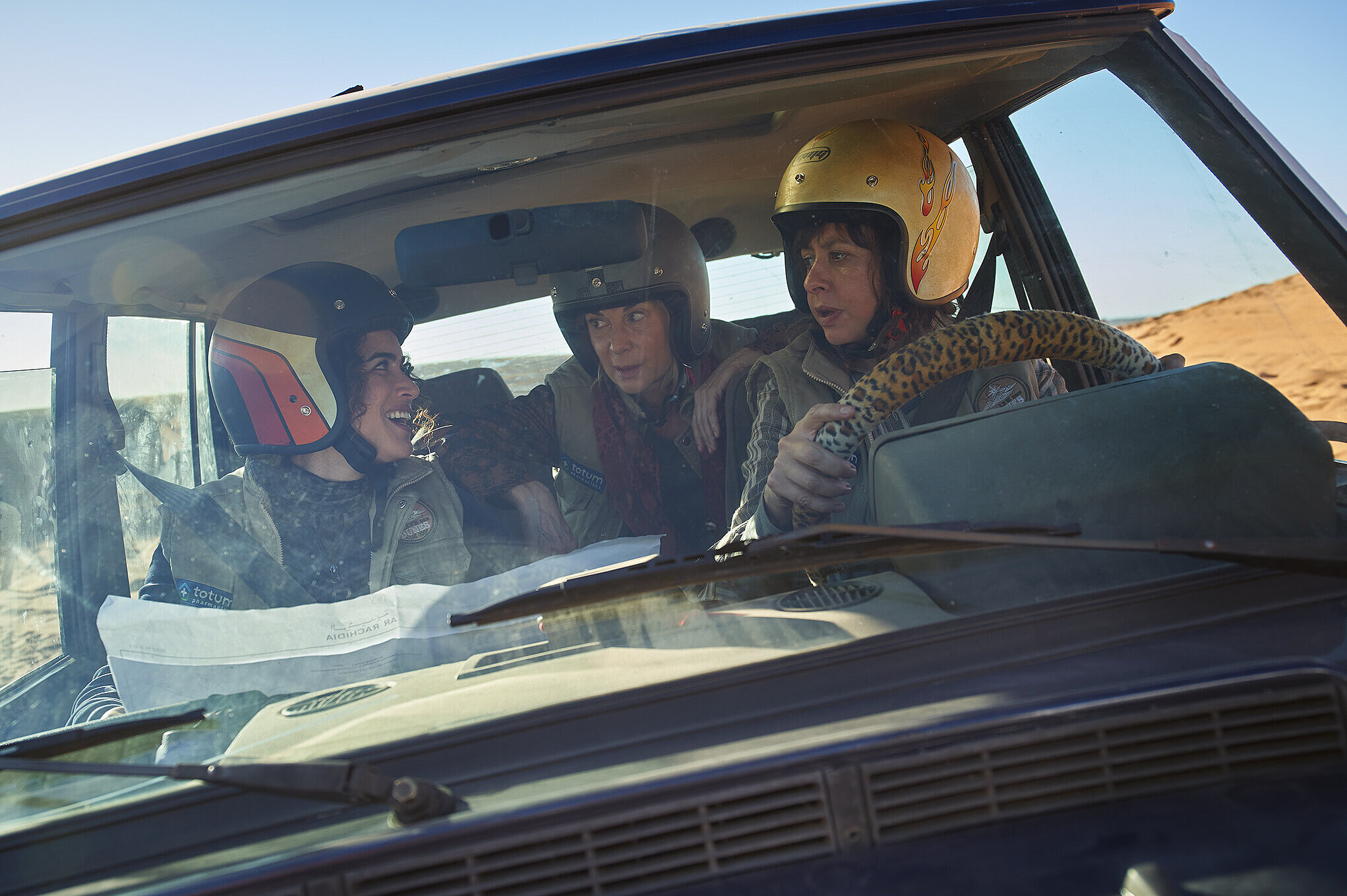 Titelbild Filmriss | Die guten und die Besseren Tage - drei Frauen in einem Ralley-Auto mit Helmen